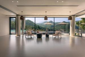 安吉县Wild Persimmon Manor Cove Mist Healing Hot Spring的可以看到山景的客厅