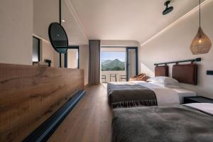Wild Persimmon Manor Cove Mist Healing Hot Spring客房内的一张或多张床位