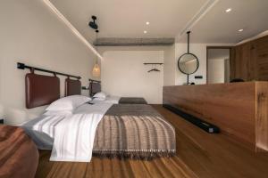 Wild Persimmon Manor Cove Mist Healing Hot Spring客房内的一张或多张床位