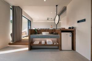 Wild Persimmon Manor Cove Mist Healing Hot Spring客房内的一张或多张床位