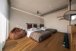 Wild Persimmon Manor Cove Mist Healing Hot Spring客房内的一张或多张床位