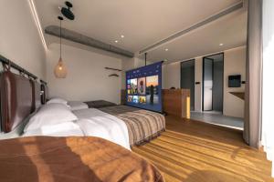 Wild Persimmon Manor Cove Mist Healing Hot Spring客房内的一张或多张床位