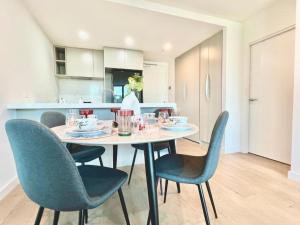 Køkken eller tekøkken på Skyline Retreat 3-Bedroom with Pool, Sauna, Gym and Parking