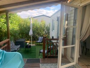 a screened in porch with a view of a yard at Mobilhomme camping in Fréjus