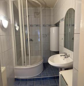 Koupelna v ubytování Cheap Outlet Center Apartment with Pool