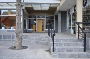 un edificio con escaleras delante de una tienda en Majuto en San Carlos de Bariloche