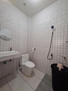 a bathroom with a toilet and a shower in it at Phu Aunna in Ko Phayam