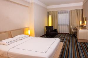 a hotel room with a large bed and a chair at Anemon Grand Eskişehir Otel in Eskisehir +24 photos
