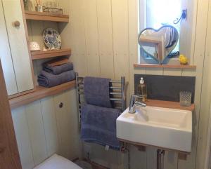 A bathroom at Chez Marguerite Luxury Shepherd's Hut 