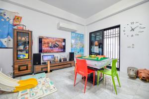 a living room with a pool table and a tv at Oppa Homestay in Magong
