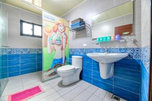 a bathroom with a toilet and a sink at Oppa Homestay in Magong +12 photos