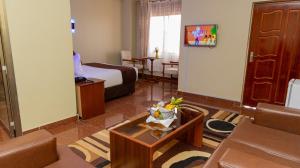 TV a/nebo společenská místnost v ubytování Maxland Hotel