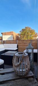 eine Terrasse mit einem Tisch und einer Vase auf einem Tisch in der Unterkunft Brücke26 Stadthaus mit Dachterrasse in Mühlhausen