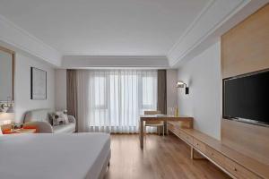 TV a/nebo společenská místnost v ubytování OneJasper Horizon Hotel