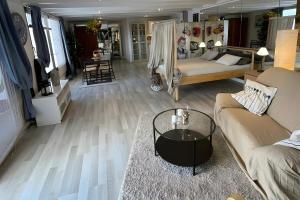 una sala de estar con un sofá y una mesa en Villa Lilli, en La Asomada 26 fotos más