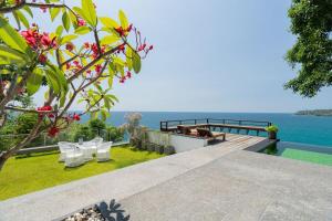 una casa con vista al mar en 33 - The Cove in Laem Singh Beach, en Surin Beach