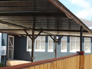 Bangunan di mana terletaknya rumah tamu ini