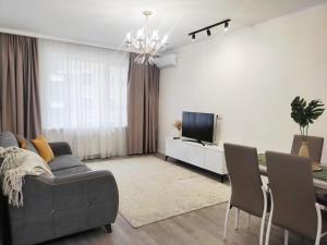 Μια τηλεόραση ή/και κέντρο ψυχαγωγίας στο Qonaq Apartments 4YOU 191