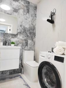 Ένα μπάνιο στο Qonaq Apartments 4YOU 191