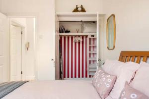 Schlafzimmer mit einem Bett mit amerikanischer Flagge an der Tür in der Unterkunft Nordic Regency Apartment in Cheltenham