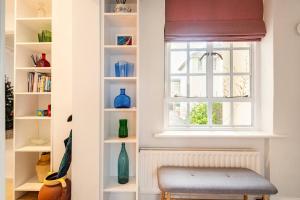 ein Fenster in einem Zimmer mit einem Stuhl davor in der Unterkunft Nordic Regency Apartment in Cheltenham