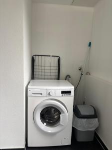 a washing machine in a corner of a room at Case One Monteur Aparthotel in Mülheim an der Ruhr