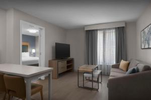 Телевизор и/или развлекательный центр в Homewood Suites Nashville Airport