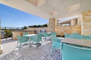Home2 Suites By Hilton Plano Richardson的阳台或露台