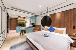 Postel nebo postele na pokoji v ubytování Citadines Gu Bei Shanghai
