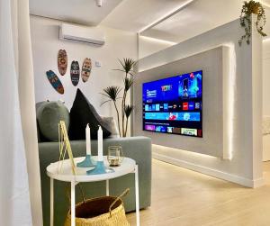 Μια τηλεόραση ή/και κέντρο ψυχαγωγίας στο Dream of light and Beach THE GREEN DOOR