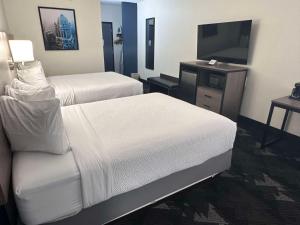 Postel nebo postele na pokoji v ubytování Best Western Bolingbrook Hotel