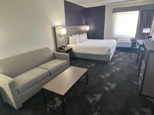 Postel nebo postele na pokoji v ubytování Best Western Bolingbrook Hotel
