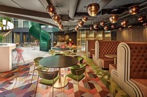 Posezení v ubytování The Florian Amsterdam Schiphol Airport, WorldHotels Crafted