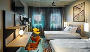 Postel nebo postele na pokoji v ubytování The Florian Amsterdam Schiphol Airport, WorldHotels Crafted