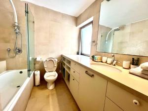 Galeriebild der Unterkunft Beautiful full sea view apartment - Gordon beach in Tel Aviv