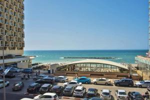 Galeriebild der Unterkunft Beautiful full sea view apartment - Gordon beach in Tel Aviv