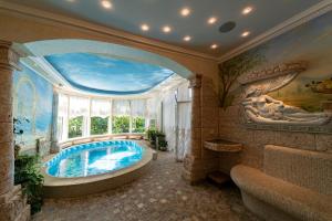 un baño grande con una gran piscina en el techo en Villa Helena, en Jūrmala