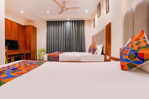加姆布FabExpress Utsav Residency - Nr Panvel Railway Station的有两张床和一台电视的酒店房间