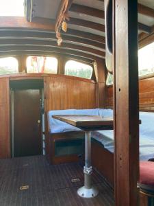 Palanda nebo palandy na pokoji v ubytování Old boat