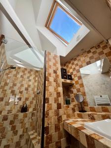 ein Badezimmer mit Dusche und Waschbecken und einem Fenster in der Unterkunft La Parent'eizh plein centre-ville 2p in Auray