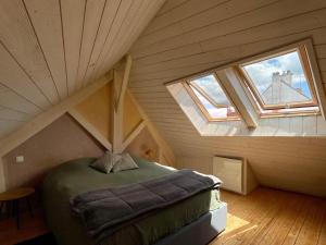 Zimmer mit einem Bett im Dachgeschoss mit zwei Fenstern in der Unterkunft La Parent'eizh plein centre-ville 2p in Auray