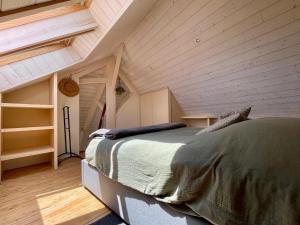 ein Schlafzimmer mit einem großen Bett im Dachgeschoss in der Unterkunft La Parent'eizh plein centre-ville 2p in Auray + 6 Fotos