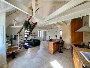 eine Küche und ein Wohnzimmer mit einer Treppe in einem Haus in der Unterkunft La Parent'eizh plein centre-ville 2p in Auray