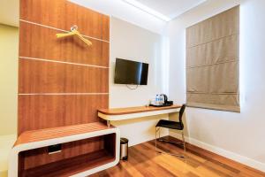 Телевизор и/или развлекательный центр в The Point Hotel Balikpapan
