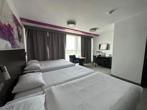 Łóżko lub łóżka w pokoju w obiekcie B&B HOTEL Bytom