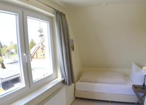 Postel nebo postele na pokoji v ubytování Maris Ferienwohnung Nr 48 OG mit Balkon und Meerblick