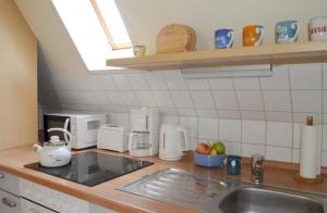 Kuchyň nebo kuchyňský kout v ubytování Maris Ferienwohnung Nr 48 OG mit Balkon und Meerblick