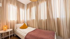 Łóżko lub łóżka w pokoju w obiekcie GERONA Levante beach apartments