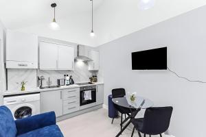 Dapur atau dapur kecil di Convenient 1BR Flat with Kitchen, Perfect for Two!