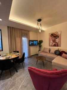 ein Wohnzimmer mit Sofa und Tisch in der Unterkunft Adas Aura - Boutique Apartments in Old Town Thessaloniki in Thessaloniki + 39 Fotos